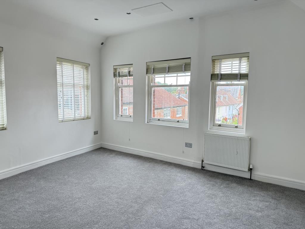 Lot: 139 - ONE-BEDROOM FLAT FOR INVESTMENT OR OCCUPATION - Living room with view to Upper Basingwell Street